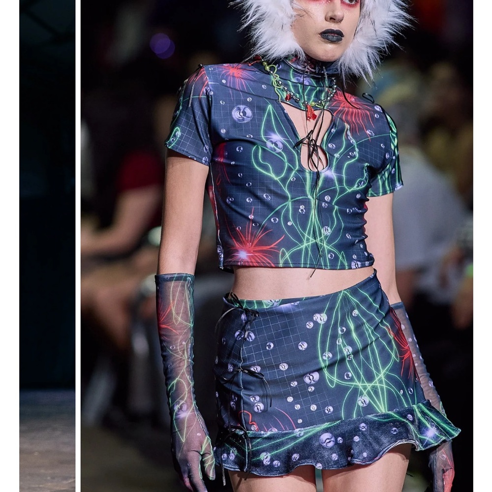 New Cosmic Factory Obsidian Bubble Graphic Women's Top Tie Velvet Crop - Picture 3 of 6